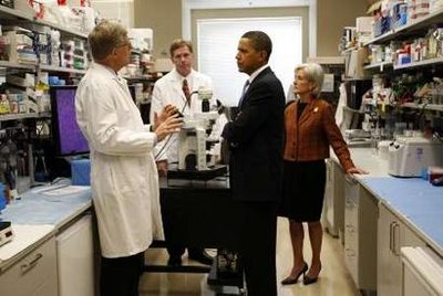 U.S. President Barack Obama and Health & Human Services Secretary Kathleen Sebelius (R) listen to Dr. Marston Linehan (L) and Dr. Francis Collins (2nd L) during a tour of an oncology laboratory at the National Institutes of Health in Bethesda, Maryland September 30, 2009. REUTERS/Kevin Lamarque (United States)